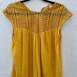 Magically Slimming Mustard Top